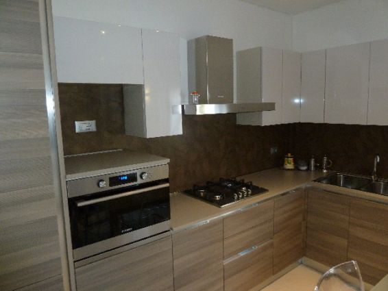 Rivestimento cucina in resina spatolata color cioccolato ...